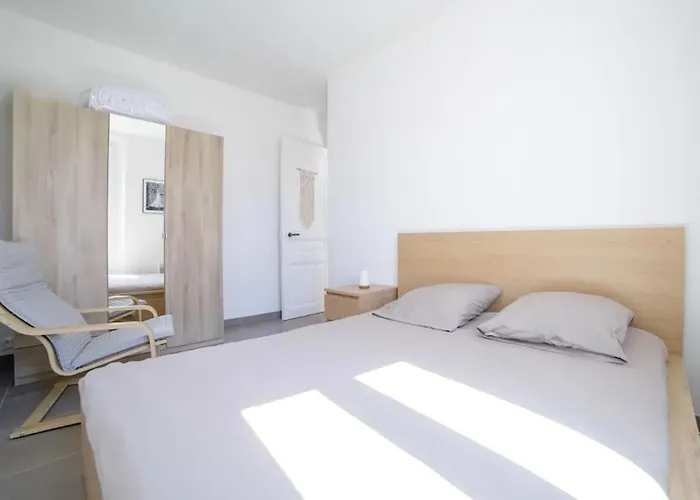 Familial, Lumineux, Calme Avec Parking Cannes